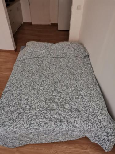 - une couverture grise à l'étage d'une chambre dans l'établissement Studio au cœur du quartier historique, à Narbonne