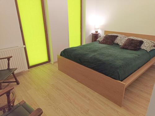 Łóżko lub łóżka w pokoju w obiekcie Apartament Kwiatowy