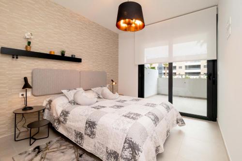 une chambre avec un lit et une grande fenêtre dans l'établissement Espanatour FLAMENCA VILLAGE 4, à Orihuela Costa