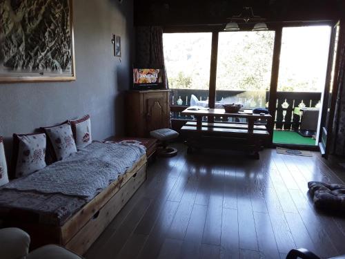 - une chambre avec un lit et une table dans l'établissement Le rêve de Lou et balou, à Saint-Gervais-les-Bains