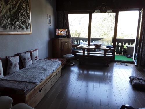 ein Schlafzimmer mit einem Bett und einem Tisch mit einem Tisch in der Unterkunft Le rêve de Lou et balou in Saint-Gervais-les-Bains