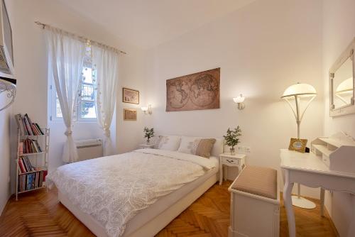 Een bed of bedden in een kamer bij Perfetto Perasto Residence