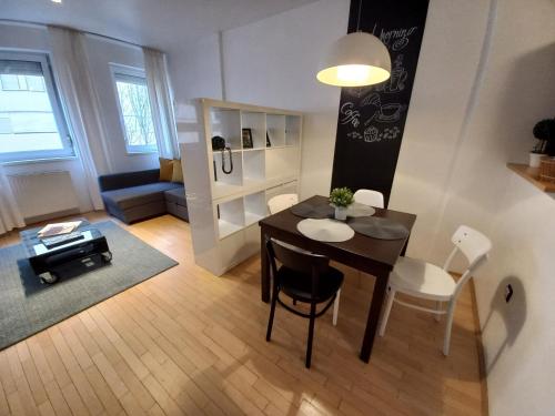 sala de estar con mesa de comedor y sillas en InnerCity Apartments, en Budapest