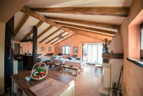 cocina y sala de estar con vigas de madera. en Casa Margherita, en Grožnjan