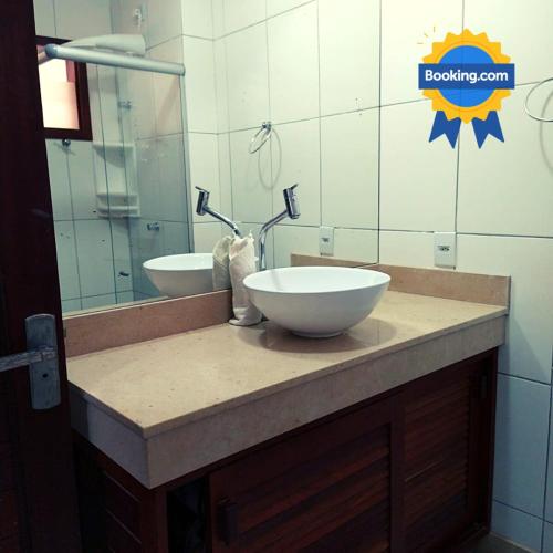 ピパにあるCondomínio Brisas do Amor - 2 Quartos em Pipa Apto106のバスルーム(シンクと鏡付きのカウンター付)