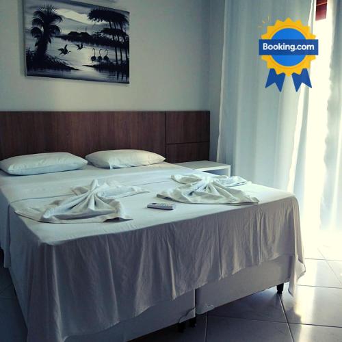 ピパにあるCondomínio Brisas do Amor - 2 Quartos em Pipa Apto106のベッド(白いシーツ、タオル付)