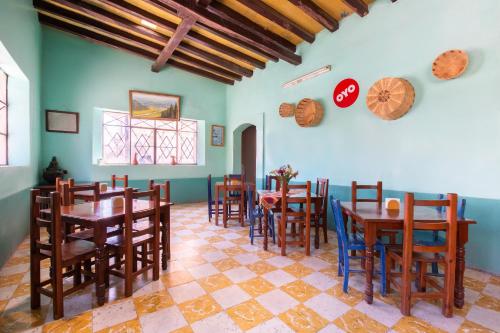 comedor con mesas y sillas de madera en OYO Hotel Y Restaurante Mitla, Oaxaca, en San Pablo Villa de Mitla