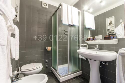 uma casa de banho com um WC, um lavatório e um chuveiro em Resort Palace Sestriere 1 e 2 em Sestriere