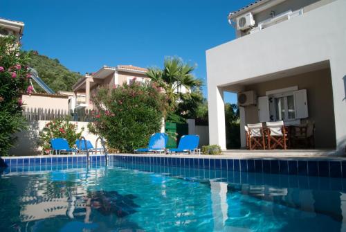Blick auf den Pool in einer Villa in der Unterkunft Family Villa with Pool in Zakynthos in Zakynthos
