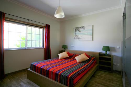 Un pat sau paturi într-o cameră la Villa Vista Mar Piscina Suites