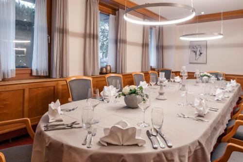 a conference room with a long table with silverware at Hotel Fuchsen in Kirchheim unter Teck