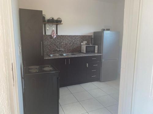 A kitchen or kitchenette at Lime Court One