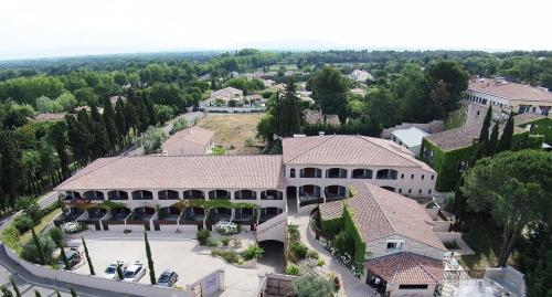 an aerial view of a large building with a courtyard at Résidence Le Mas de Valrugues (by Popinns) in Saint-Rémy-de-Provence