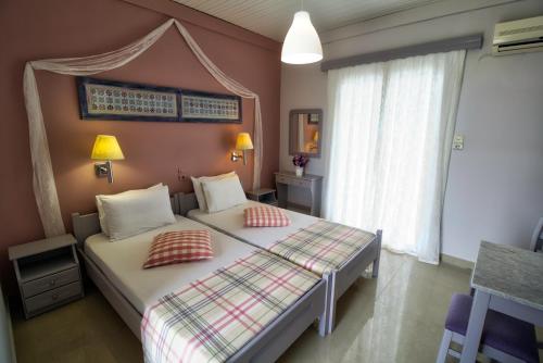 Una cama o camas en una habitación de Two Brothers Studios & Apts