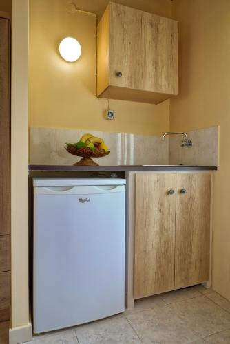 Una cocina o cocineta en Two Brothers Studios & Apts
