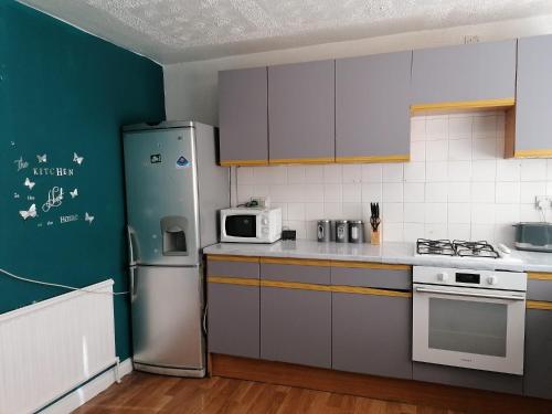 Dapur atau dapur kecil di Beautiful and Comfortable 3 or 4 bedroom house in Tilbury
