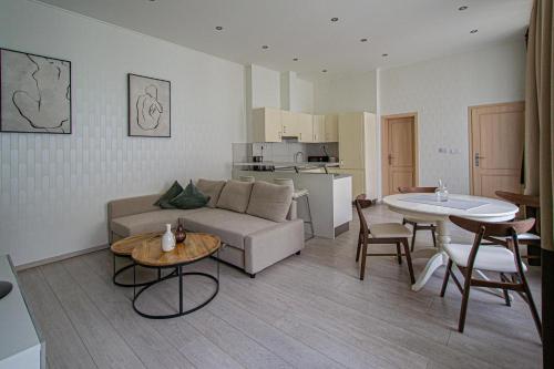 - un salon avec un canapé et une table dans l'établissement Ruterra Apartment Charles Bridge, à Prague