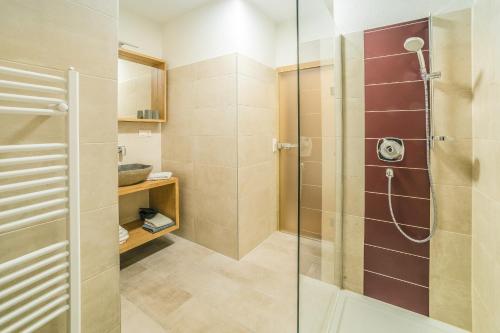 bagno con doccia e porta in vetro di Gasthof Neuwirt a Ellbögen