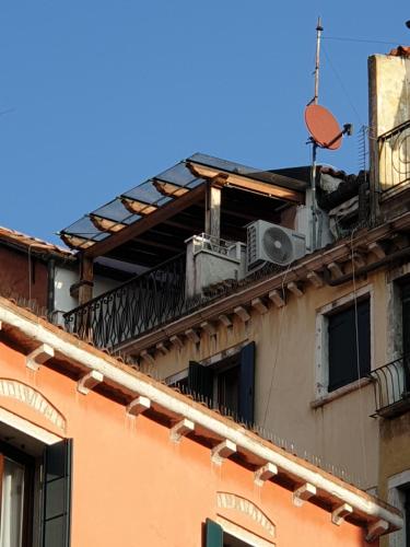 an apartment building with a balcony and a rooftop at Residenza Tiziana Venezia in Venice