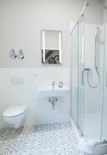 Bilik mandi di Aparthotel Villa Elon