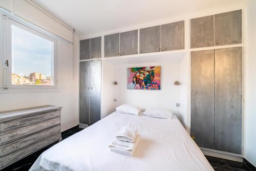 une chambre avec un lit blanc et une fenêtre dans l'établissement Nice one bedroom heart of Cannes, à Cannes