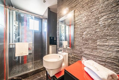 La salle de bains est pourvue d'un lavabo blanc et d'un mur en briques. dans l'établissement Nice one bedroom heart of Cannes, à Cannes