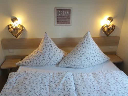 Un pat sau paturi într-o cameră la Tiny House Natur-Traum Zur Burg Eltz