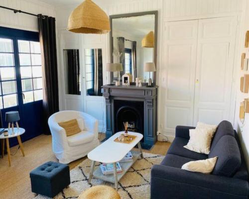 un salon avec un canapé, une table et un miroir dans l'établissement Hypercentre pour vacances paisibles sans voiture !, à Le Touquet-Paris-Plage