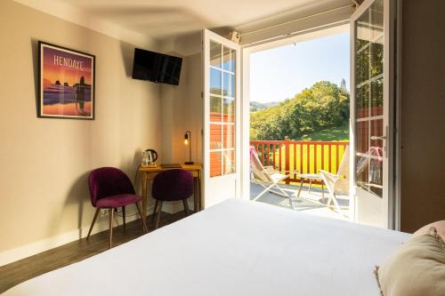 Ένα ή περισσότερα κρεβάτια σε δωμάτιο στο LOGIS Hôtel St Sylvestre