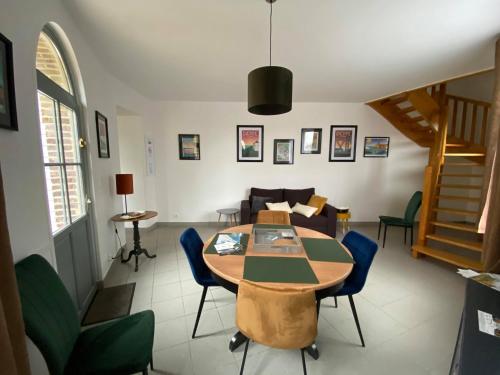 une salle à manger avec une table, des chaises et un canapé dans l'établissement Le Philo, à Dieppe