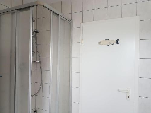La salle de bains est pourvue d'une douche et d'un réfrigérateur. dans l'établissement Darßer Weg 32a "Kormoran" Wohnung 16, à Zingst