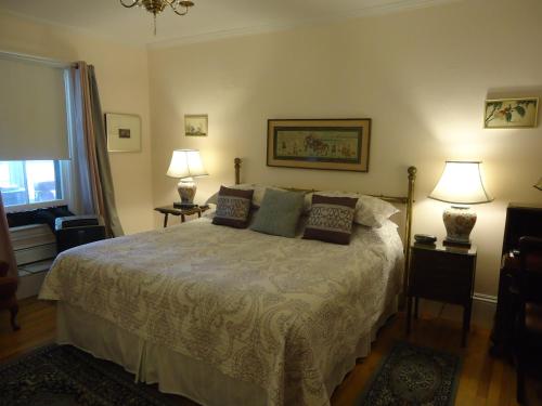 Ένα ή περισσότερα κρεβάτια σε δωμάτιο στο Governor's Mansion Inn