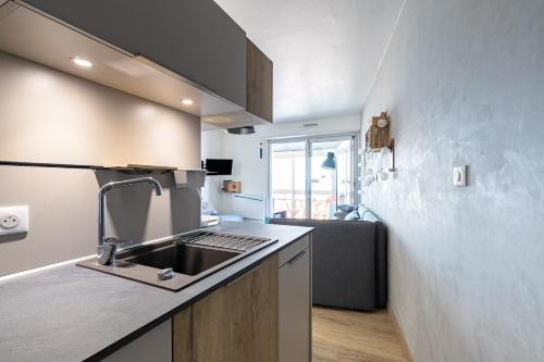 une cuisine avec un évier et un plan de travail dans l'établissement À 50m de la Grande Plage, appartement pour 4, à Saint-Gilles-Croix-de-Vie