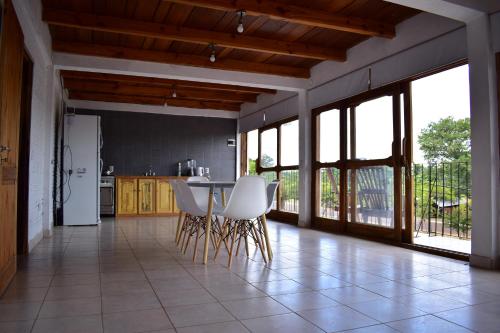 uma cozinha com uma mesa e cadeiras brancas em Casa Cumandai em San Javier