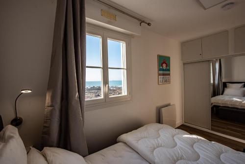 une chambre avec un lit et une fenêtre dans l'établissement Vue mer ! Appartement pour 4, à Les Sables-dʼOlonne
