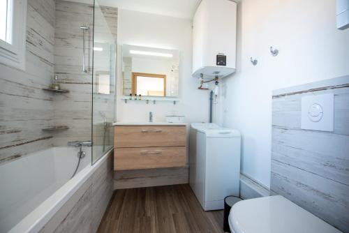 une salle de bain avec une baignoire, des toilettes et un lavabo dans l'établissement Vue mer ! Appartement pour 4, à Les Sables-dʼOlonne