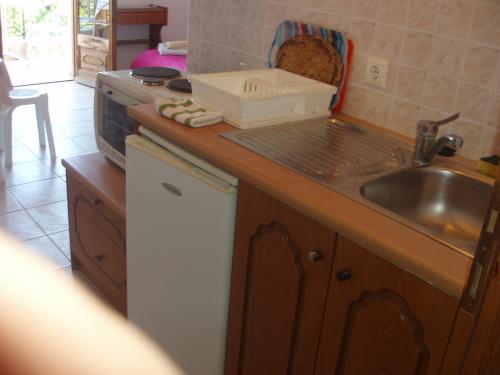 uma cozinha com um lavatório e uma bancada em SKIATHOS STUDIOS em Skiathos Town