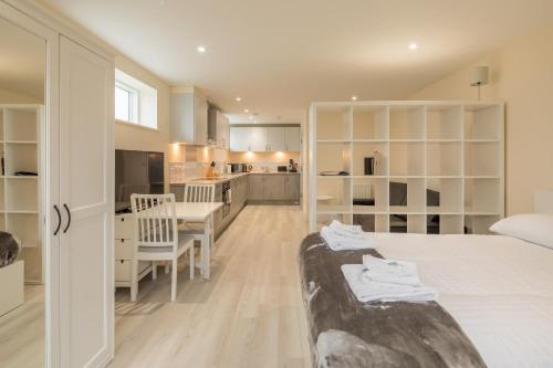 1 dormitorio con 1 cama grande y cocina en Pass the Keys Flat 9 Lovell Lodge - Modern Studio near Science Park en Cambridge