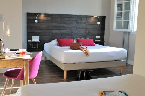 Ένα ή περισσότερα κρεβάτια σε δωμάτιο στο LOGIS Hôtel St Sylvestre