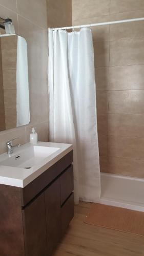 łazienka z umywalką i zasłoną prysznicową w obiekcie Casa Julia w mieście Belmonte