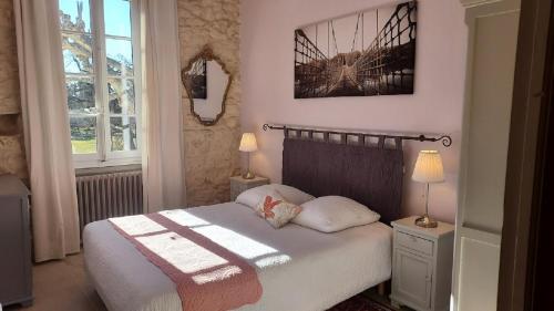 Caumont-sur-DuranceにあるLa Bastide des Amouriersのベッドルーム1室(枕2つ付)