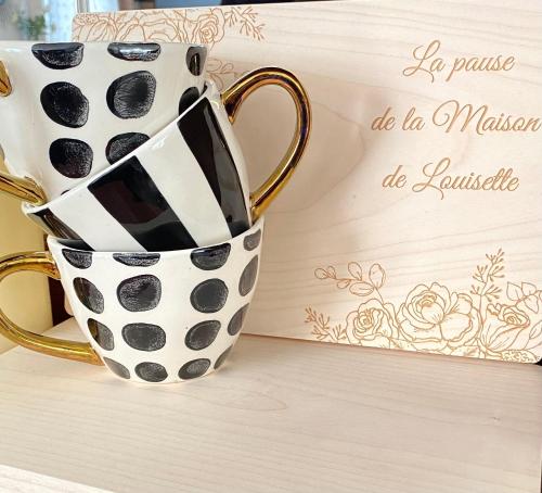 un par de tazas de café sentadas en una mesa en La Maison de Louisette en Le Faouët