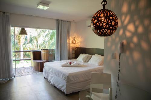 sypialnia z łóżkiem i szklanym stołem w obiekcie Villas Supreme Hotel w mieście Maceió