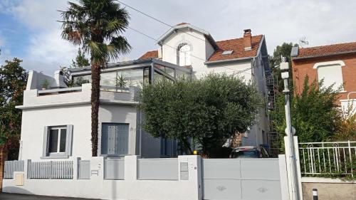 80 m2 appartement indépendant, 4 personnes et plus, piscine et jardin Direct Gare Aéroport