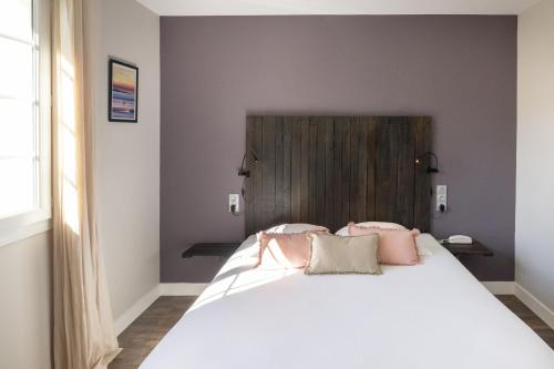 Ένα ή περισσότερα κρεβάτια σε δωμάτιο στο LOGIS Hôtel St Sylvestre