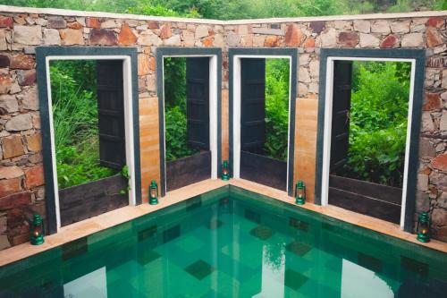 Πισίνα στο ή κοντά στο Trees N Tigers Luxury Wildlife Lodge