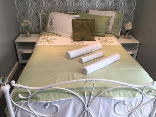 Una cama con dos toallas enrolladas. en The Benson Hotel, en Blackpool