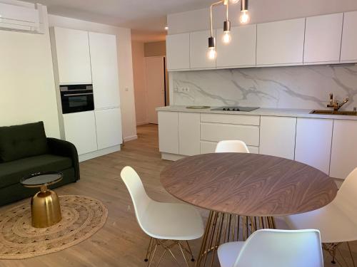 kuchnia i salon ze stołem i krzesłami w obiekcie Superbe appartement en hyper centre w Tuluzie