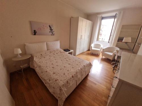 sypialnia z łóżkiem, biurkiem i oknem w obiekcie NAVIGLI - Ascanio Sforza Cozy Apartment w Mediolanie