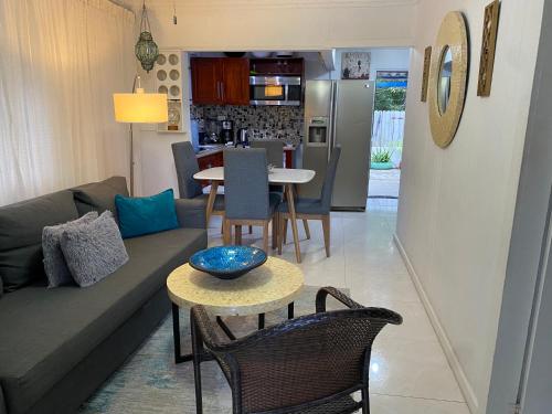 a living room with a couch and a table at Posada Turistica el Swampito in San Andrés